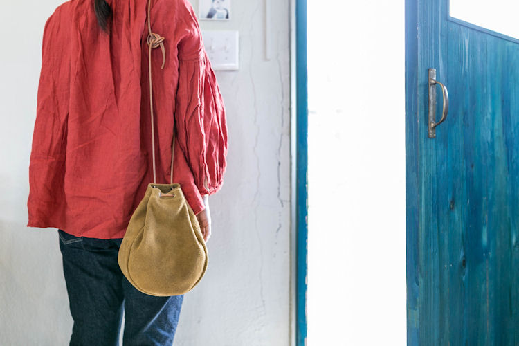 鞄/バッグ ＞ スウェード巾着サコッシュ / カラシ