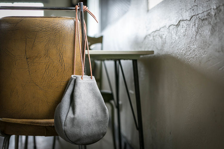 鞄/バッグ ＞ スウェード巾着サコッシュ / グレー